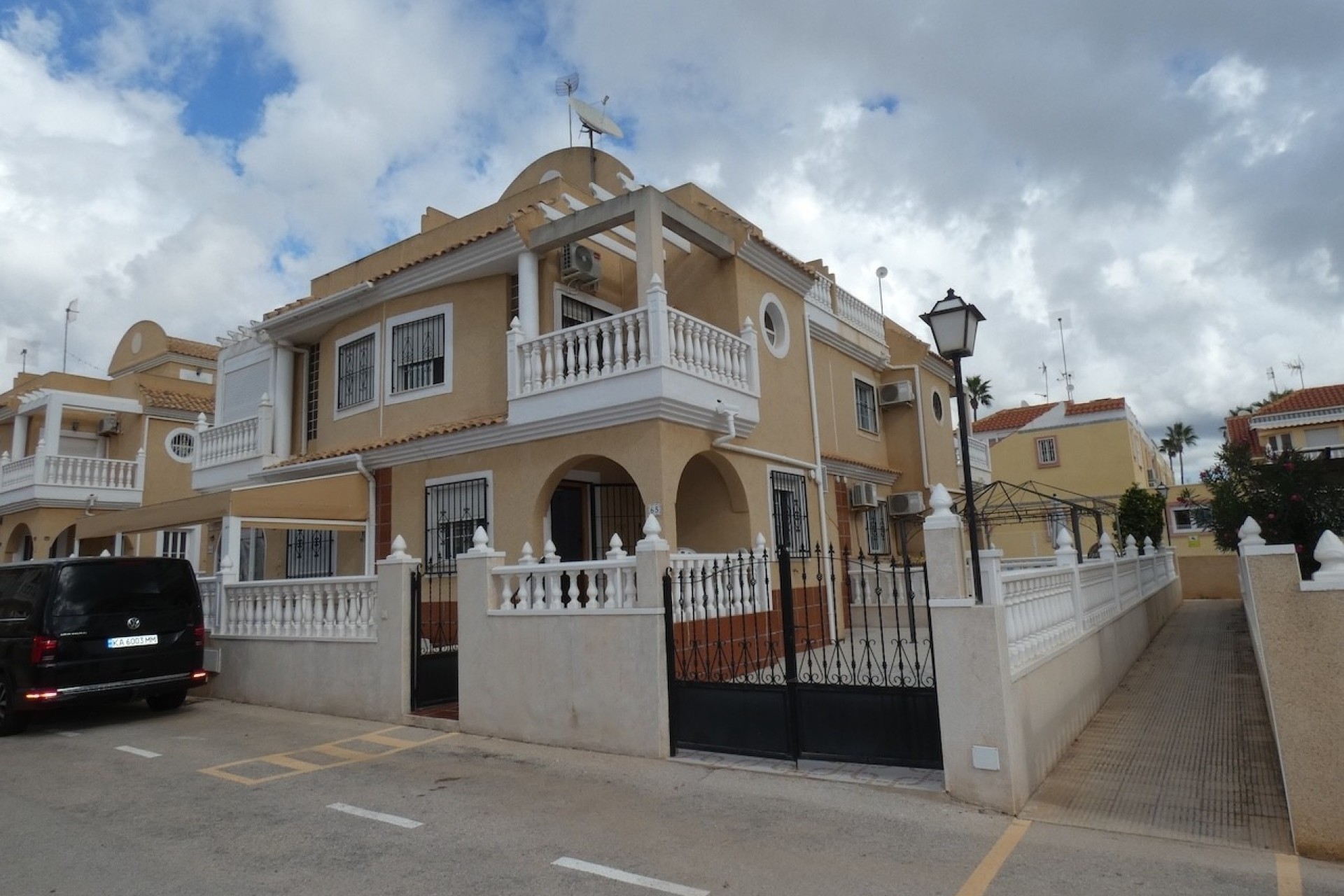 Herverkoop - Rijhuis -
Cabo Roig
