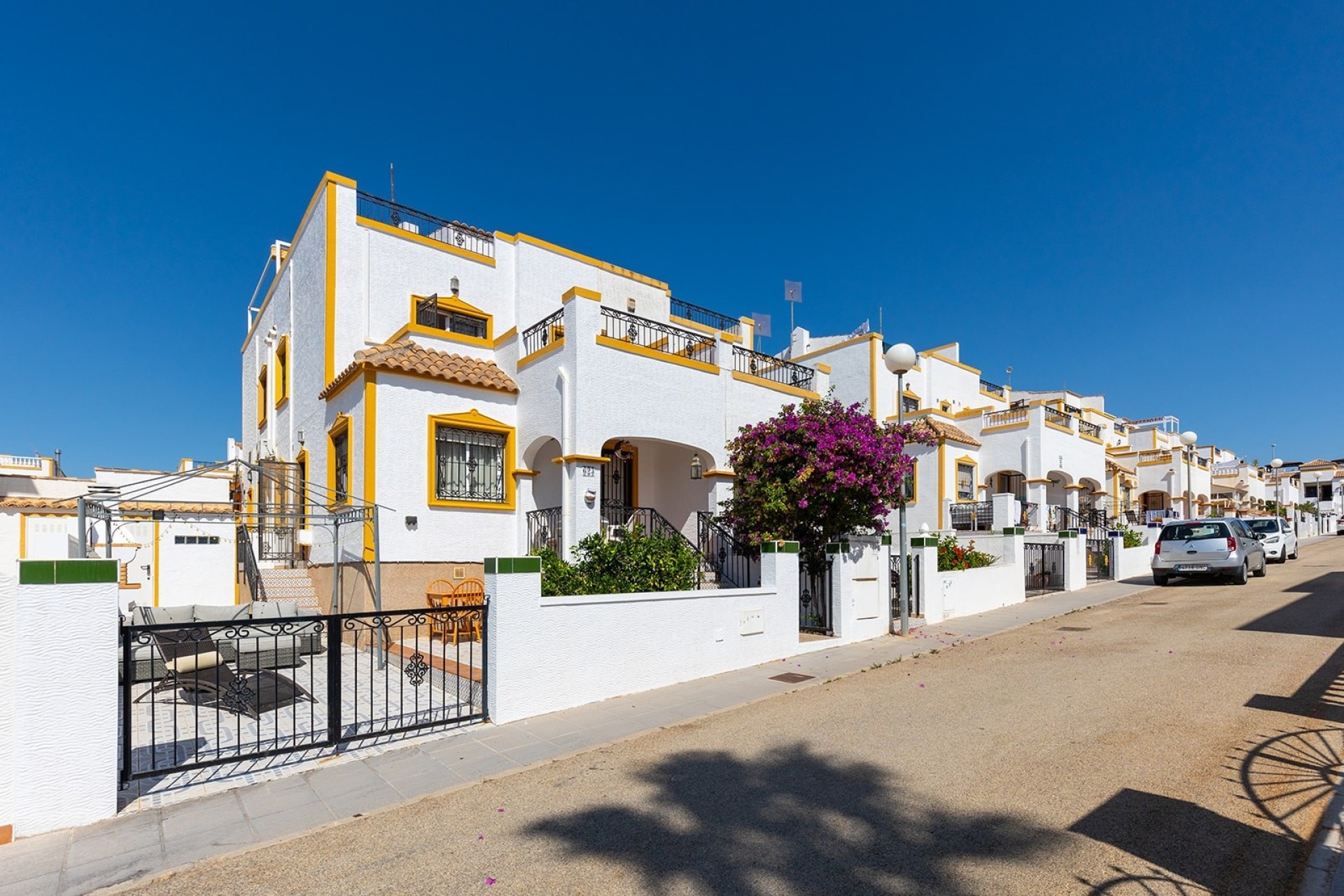 Herverkoop - Rijhuis -
Entre Naranjos - Vistabella Golf