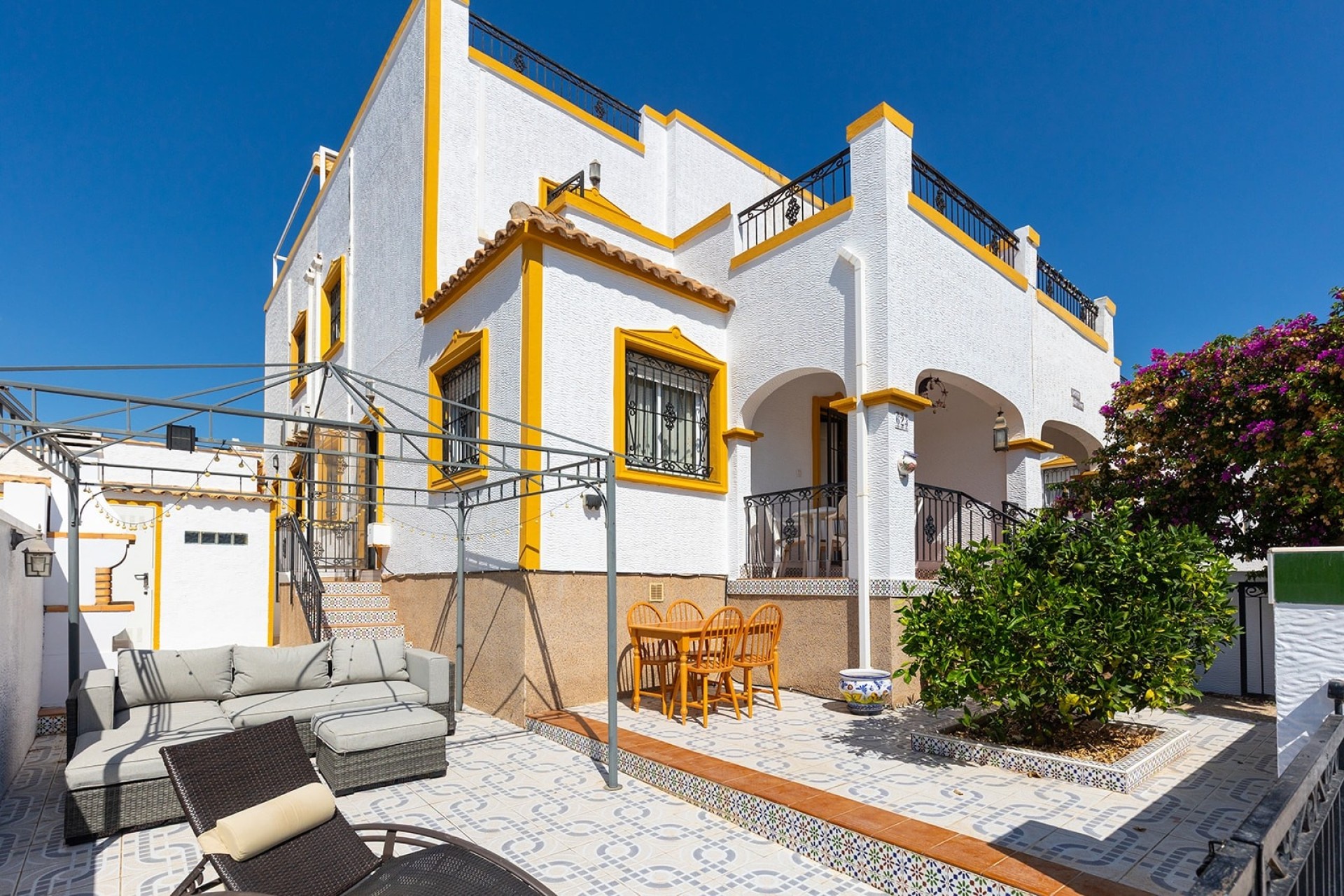 Herverkoop - Rijhuis -
Entre Naranjos - Vistabella Golf