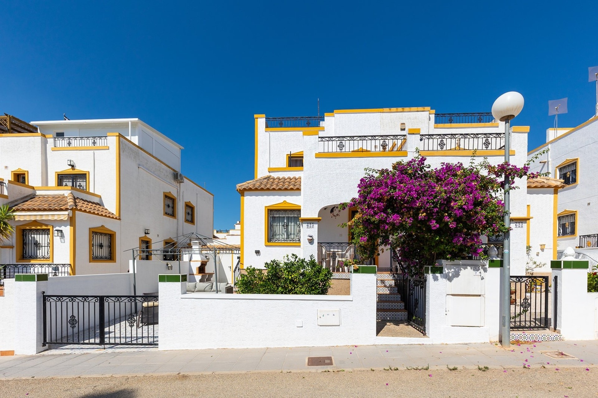 Herverkoop - Rijhuis -
Entre Naranjos - Vistabella Golf