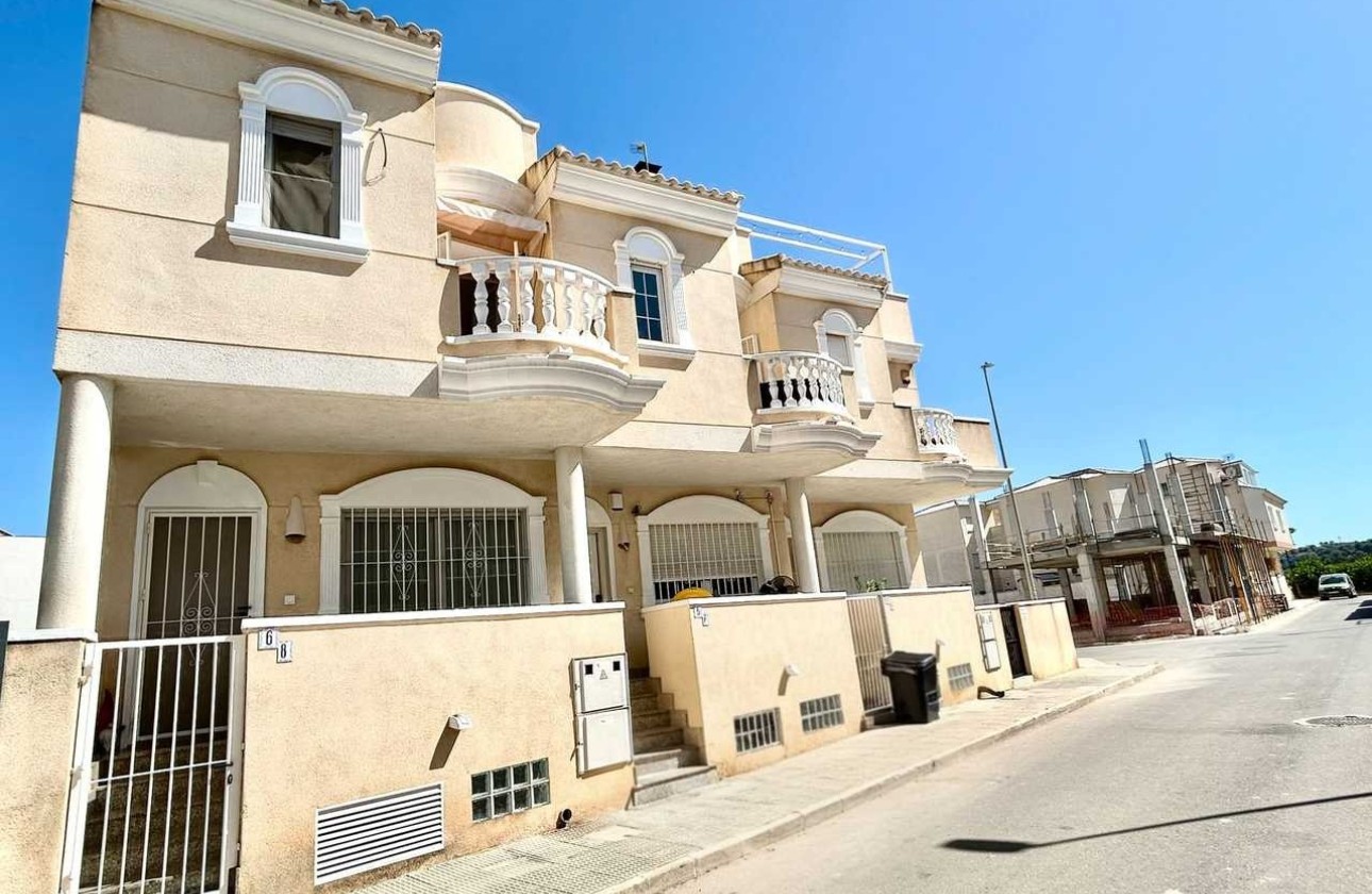 Herverkoop - Rijhuis -
Heredades - Costa Blanca