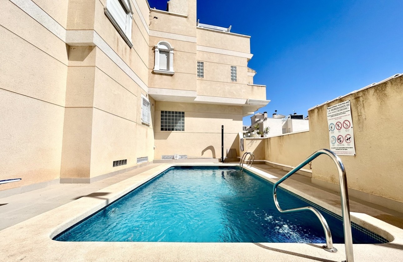 Herverkoop - Rijhuis -
Heredades - Costa Blanca