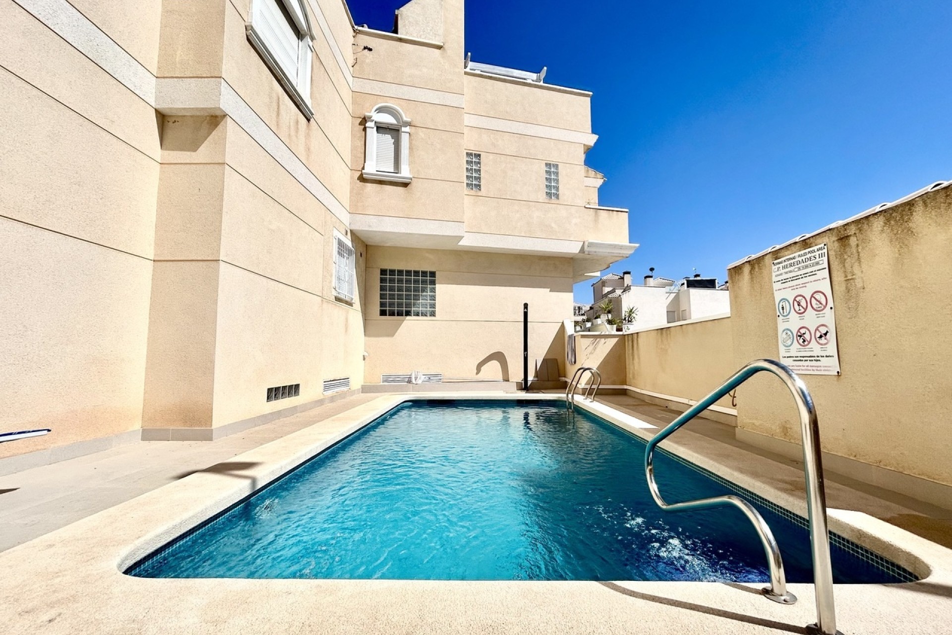 Herverkoop - Rijhuis -
Heredades - Costa Blanca