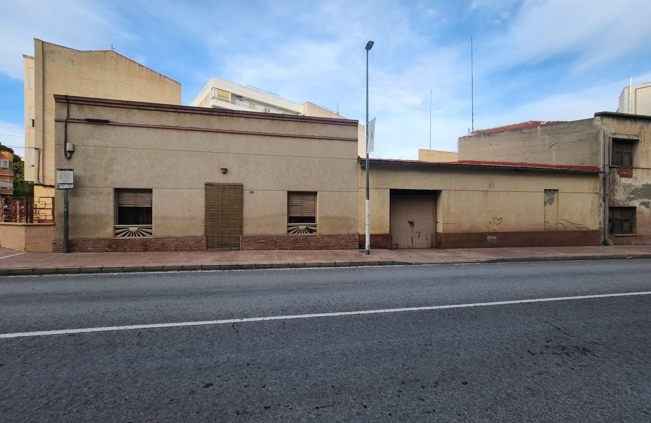 Herverkoop - Rijhuis -
Monóvar