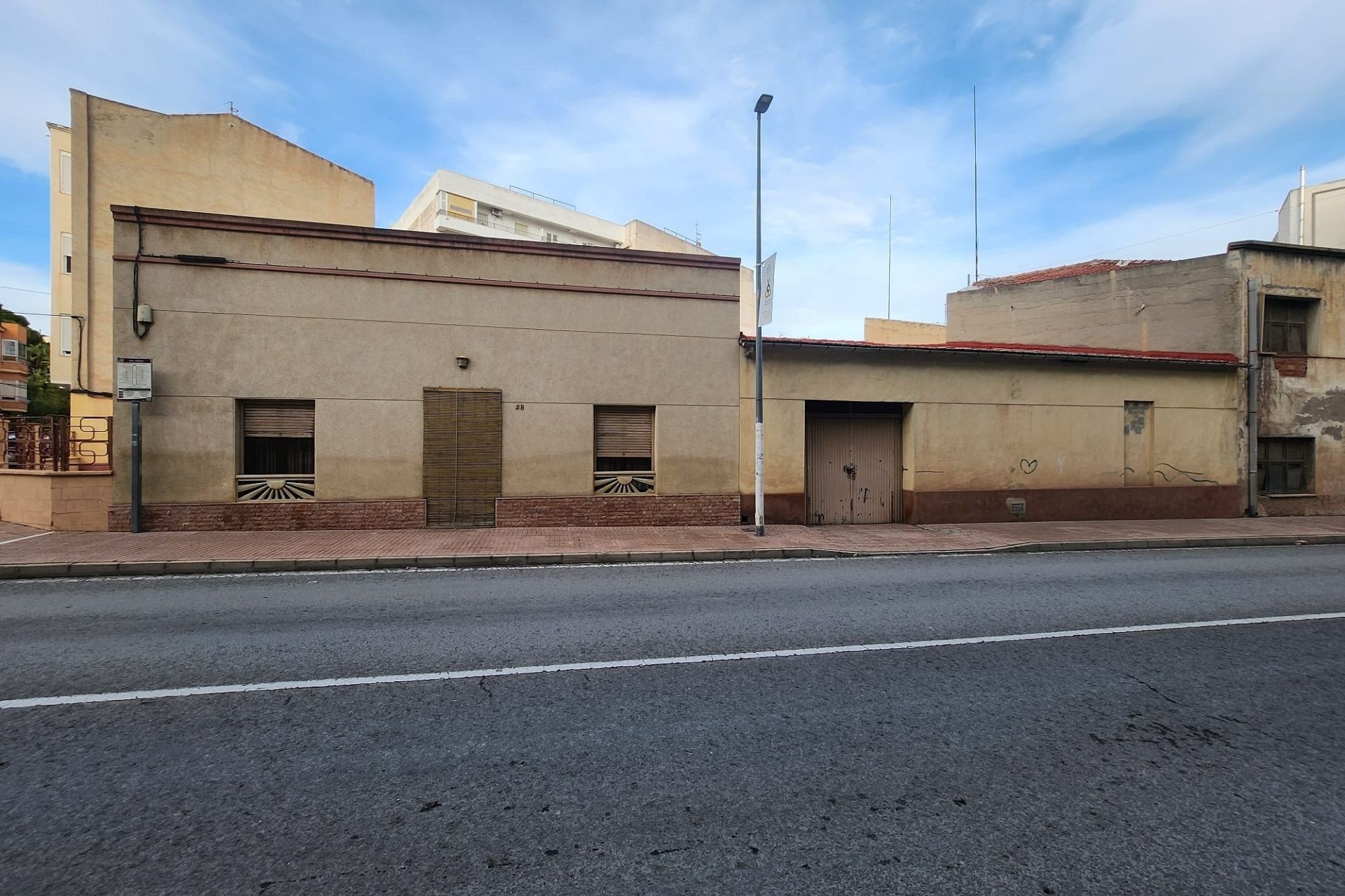 Herverkoop - Rijhuis -
Monóvar