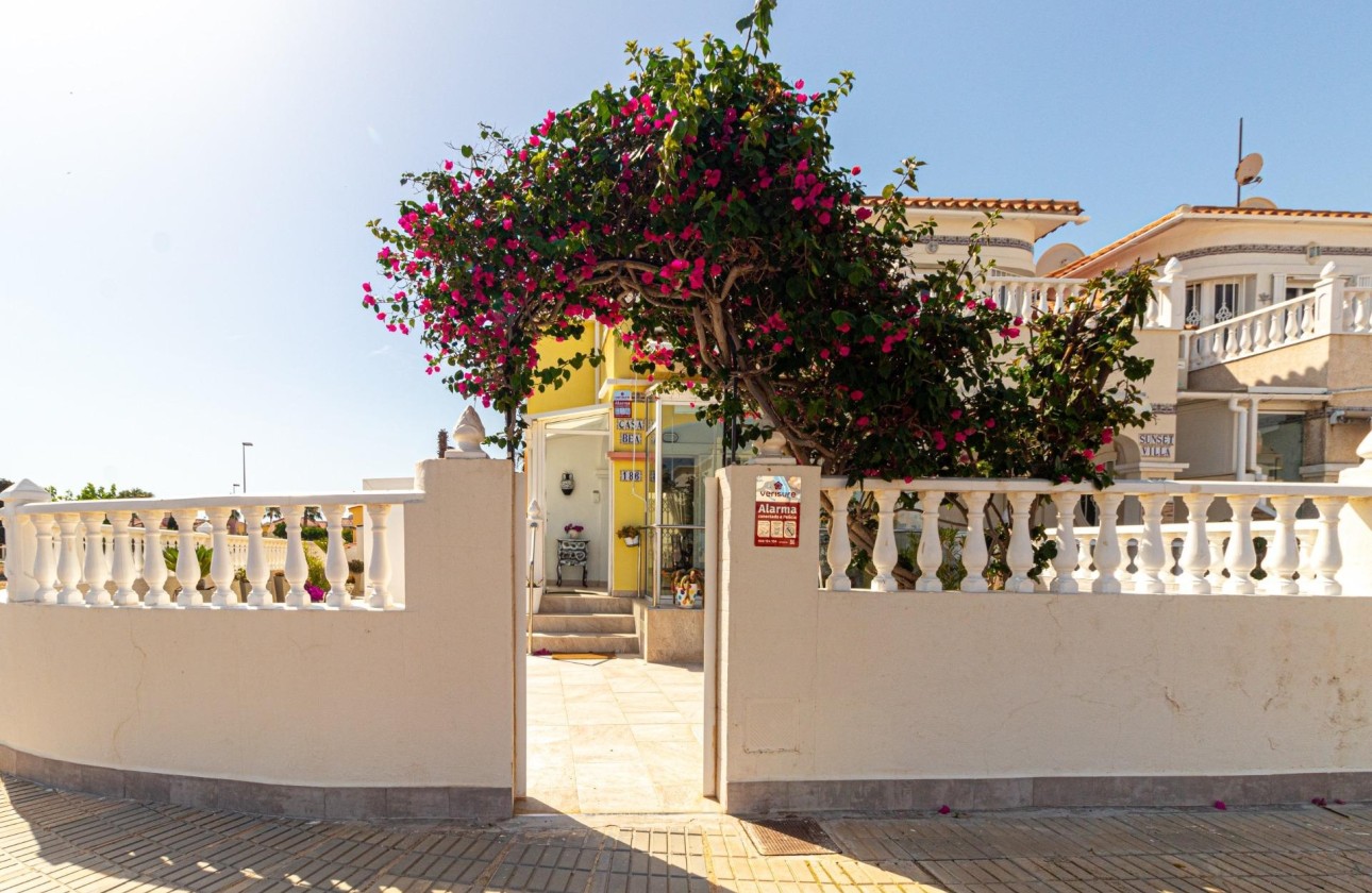 Herverkoop - Rijhuis -
Orihuela Costa - La Regia