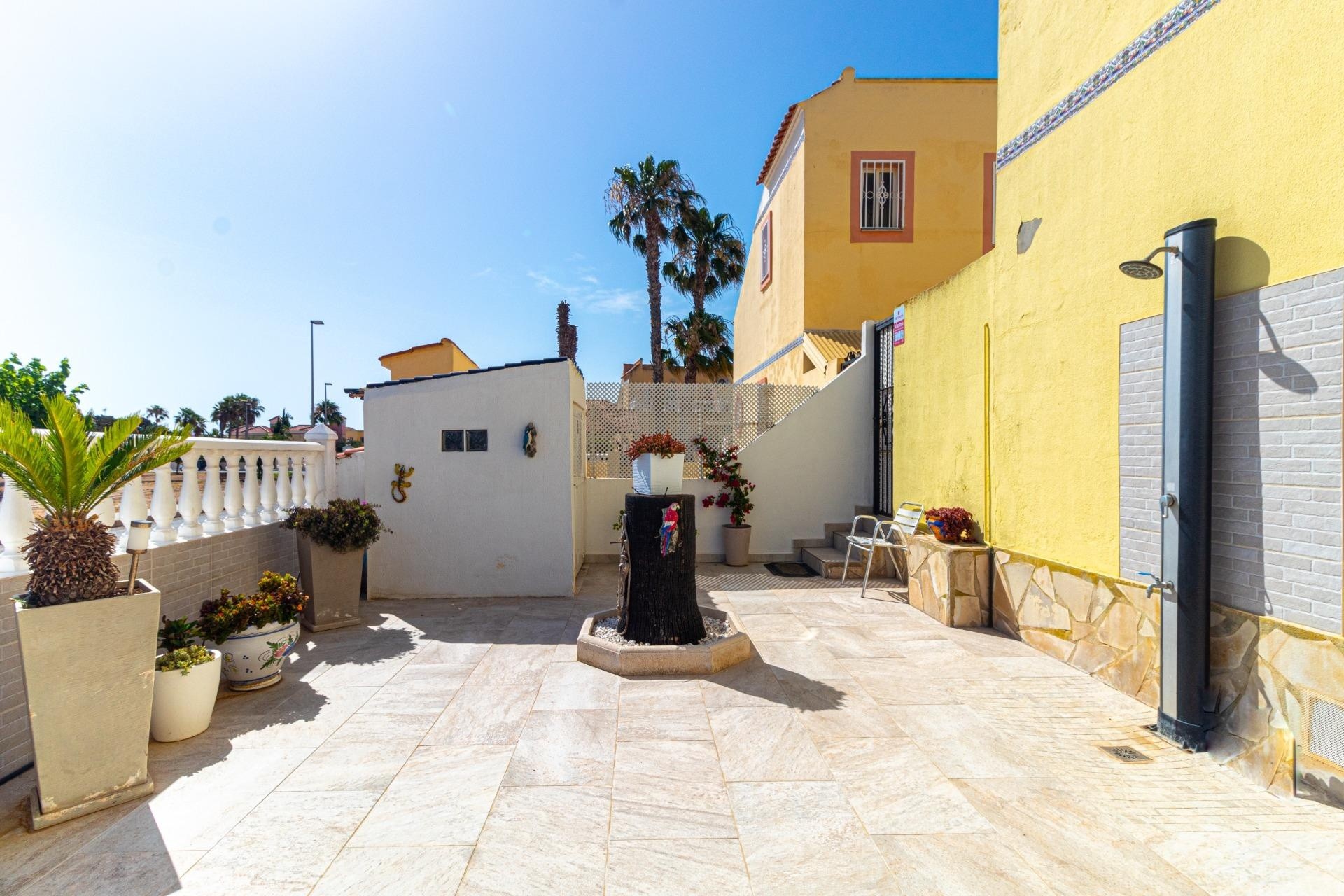 Herverkoop - Rijhuis -
Orihuela Costa - La Regia