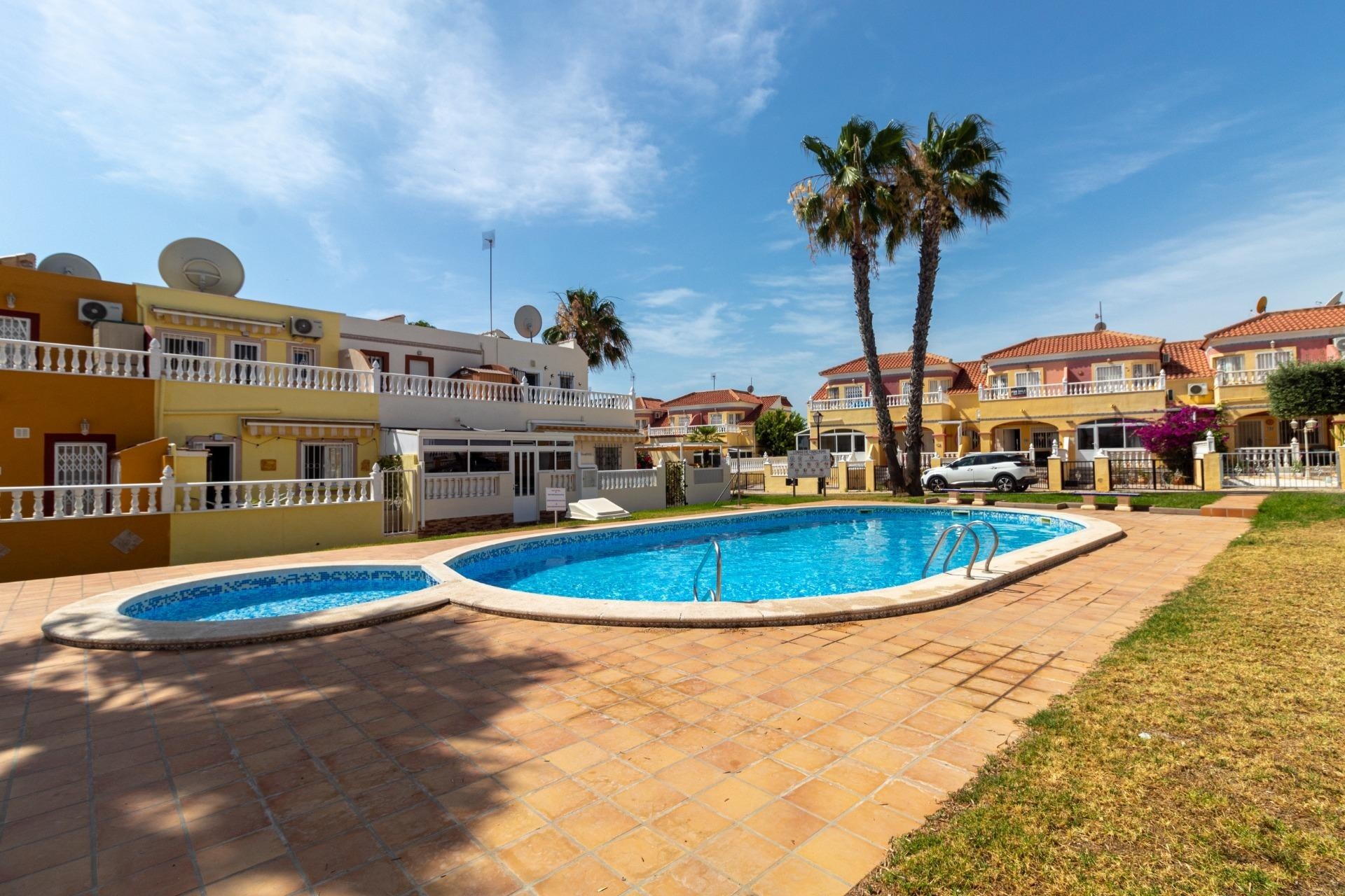 Herverkoop - Rijhuis -
Orihuela Costa - La Regia