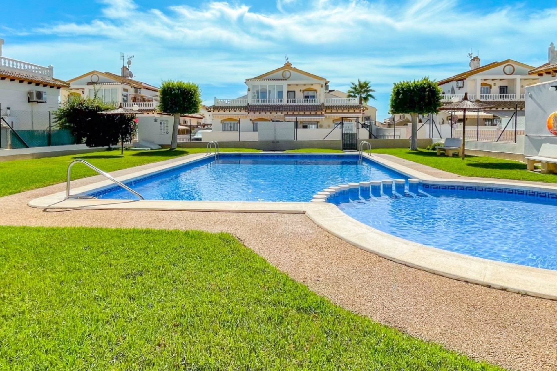 Herverkoop - Rijhuis -
Orihuela Costa - Los Altos *