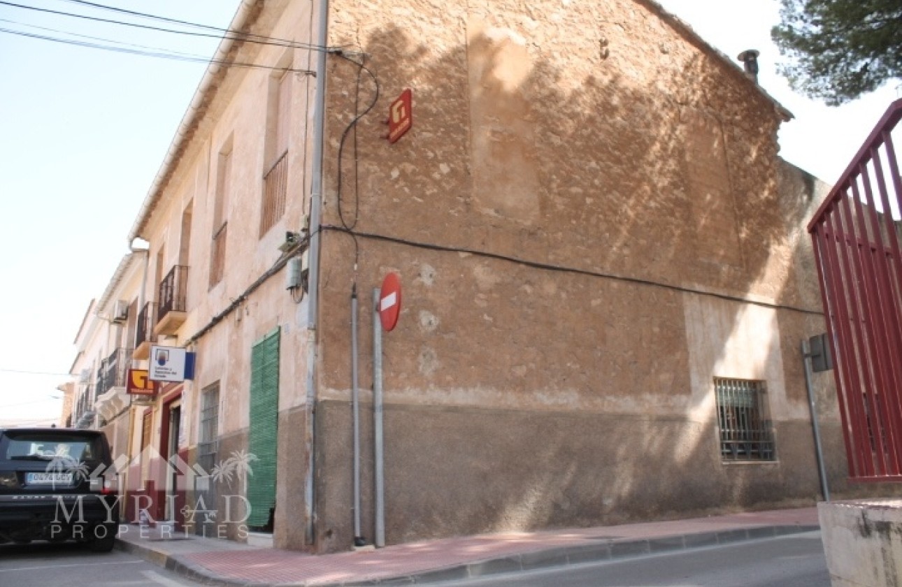 Herverkoop - Rijhuis -
Pinoso - calle lepanto