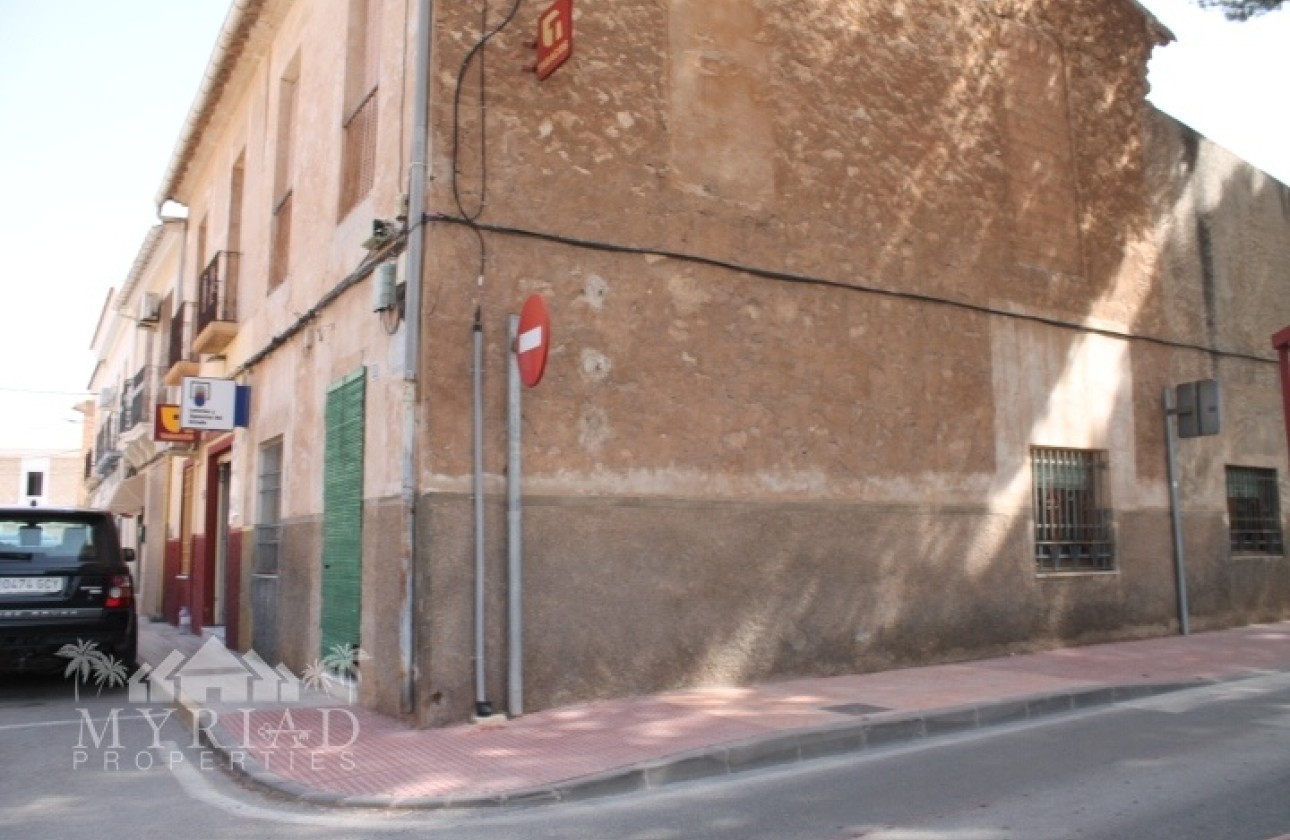 Herverkoop - Rijhuis -
Pinoso - calle lepanto