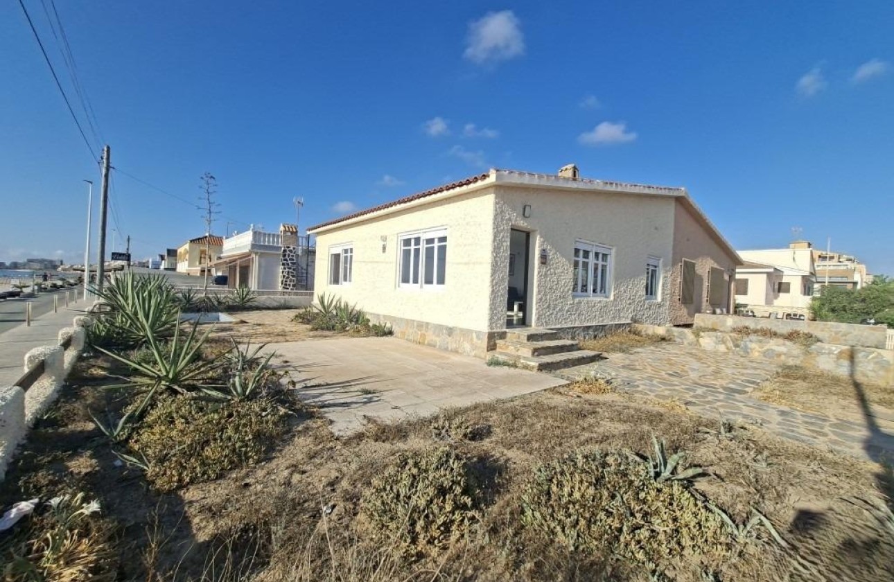Herverkoop - Rijhuis -
Torrevieja - La Mata