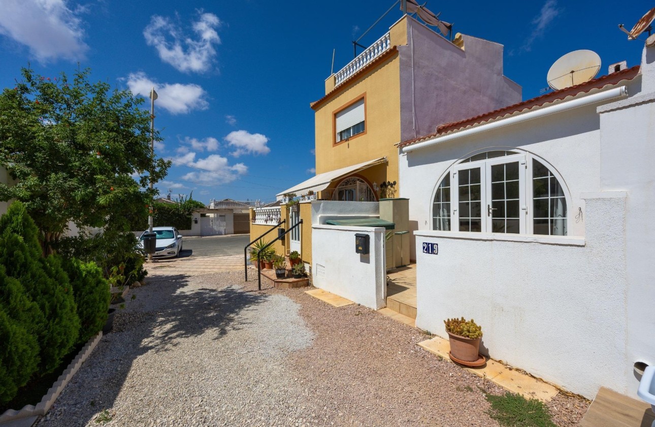 Herverkoop - Rijhuis -
Torrevieja - La Siesta