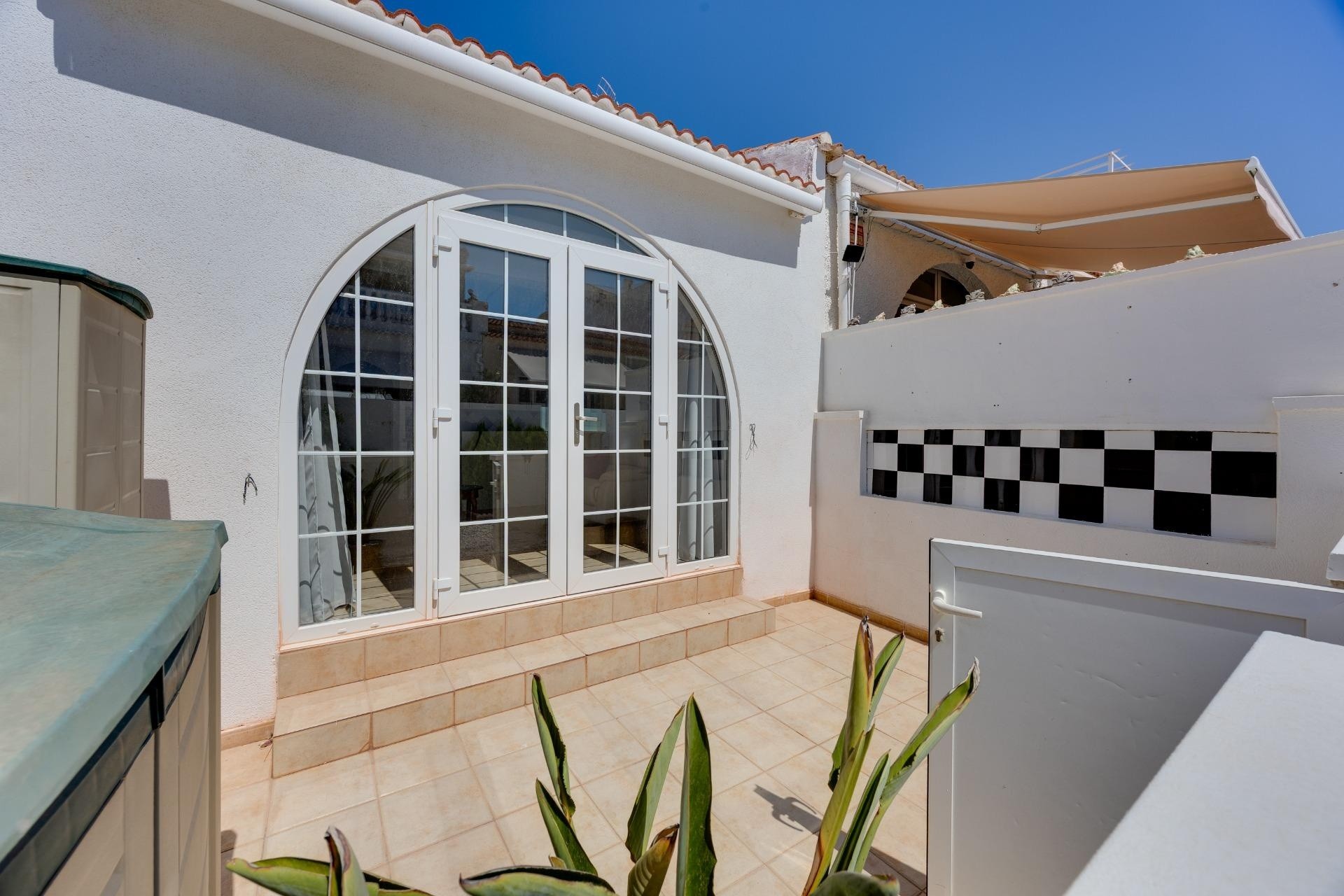 Herverkoop - Rijhuis -
Torrevieja - La Siesta
