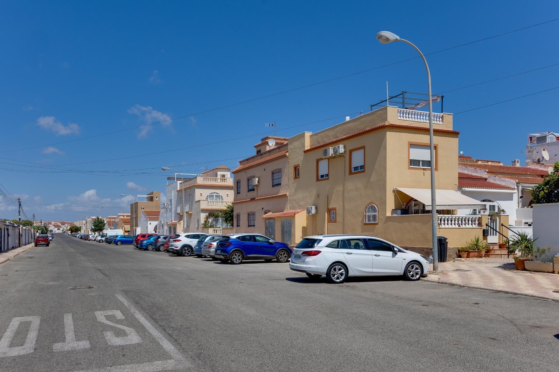 Herverkoop - Rijhuis -
Torrevieja - La Siesta