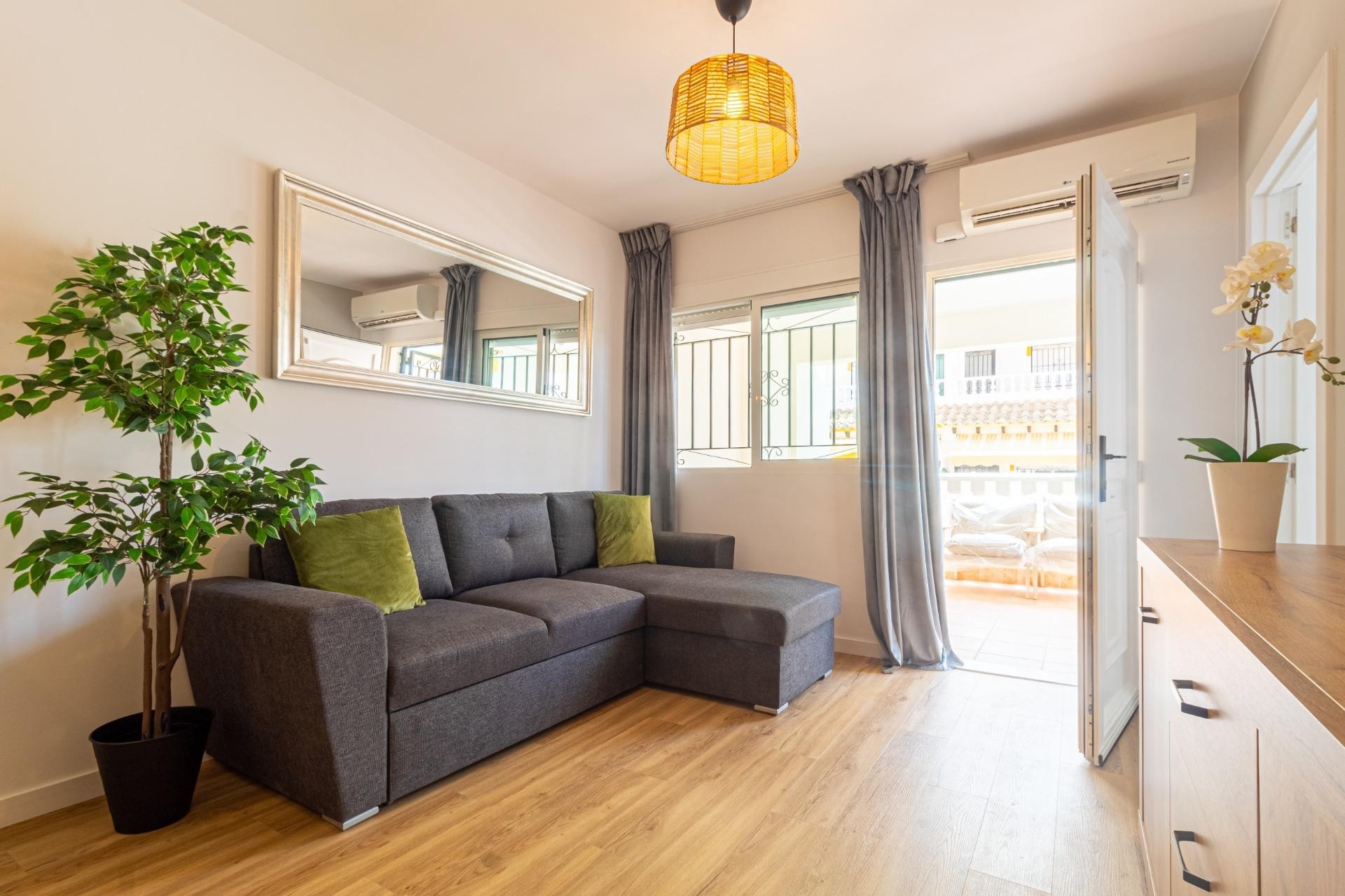 Herverkoop - Rijhuis -
Torrevieja - Los altos