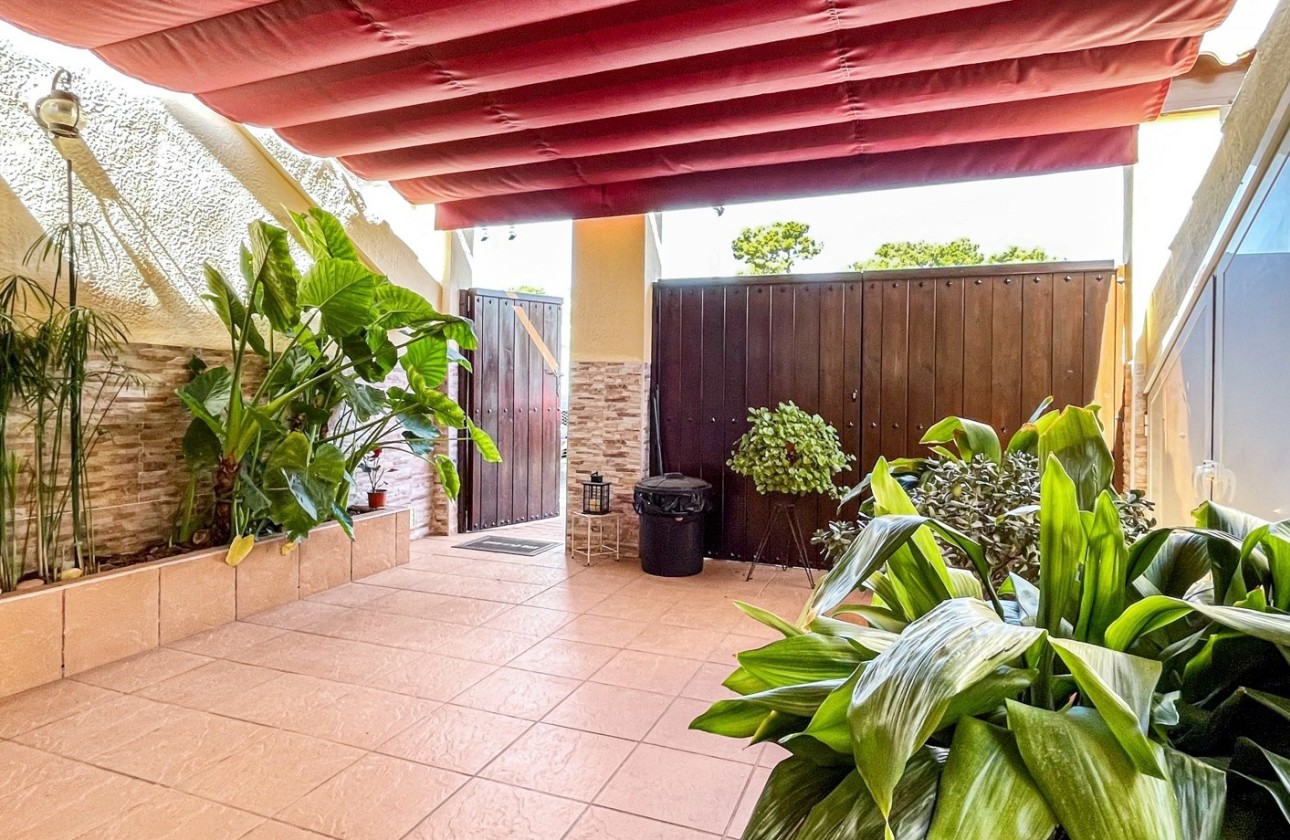 Herverkoop - Rijhuis -
Torrevieja - Los Balcones