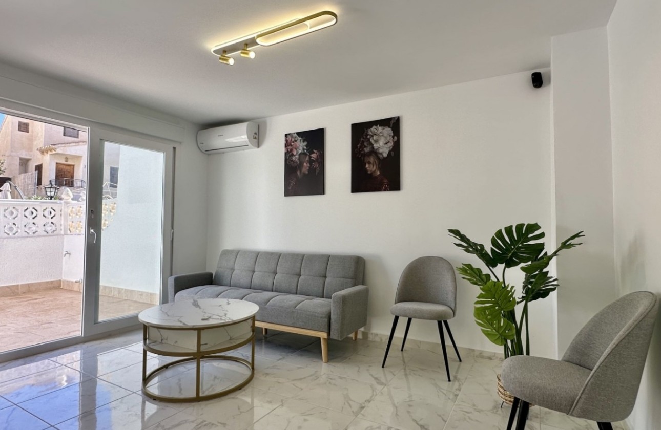 Herverkoop - Rijhuis -
Torrevieja - Los Balcones