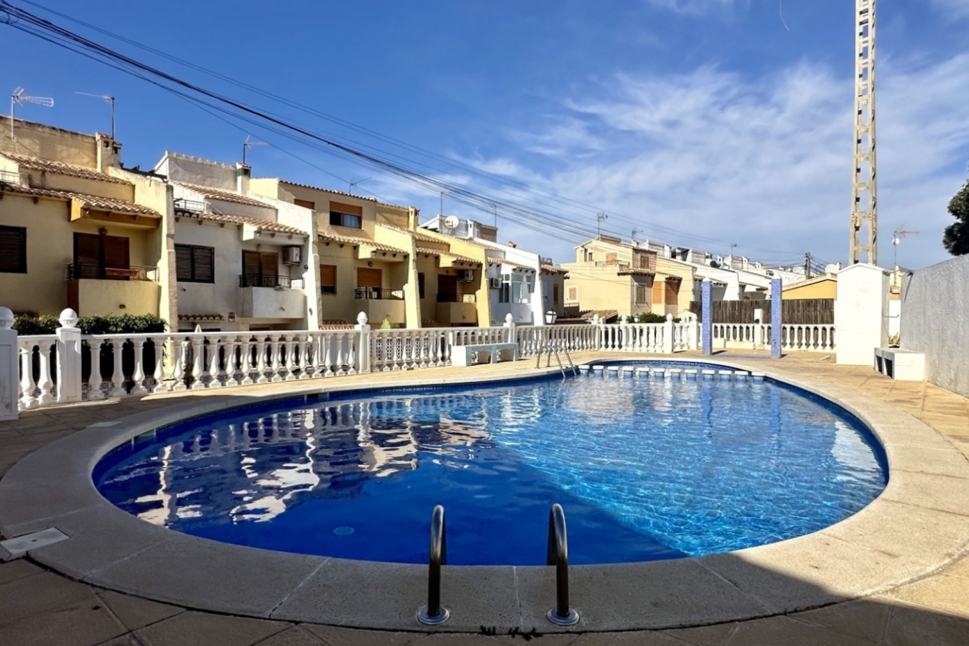Herverkoop - Rijhuis -
Torrevieja - Los Balcones