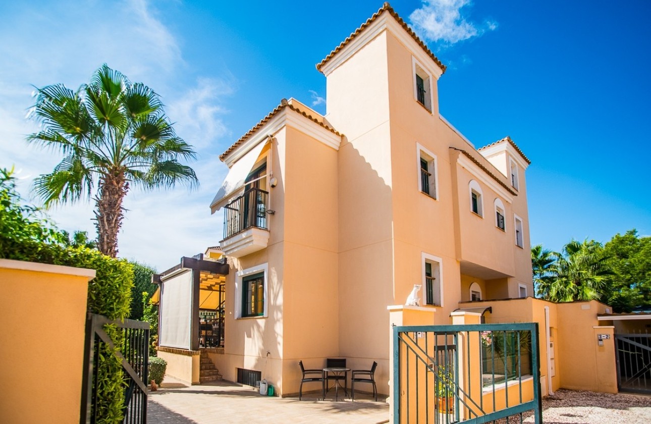 Herverkoop - Rijhuis -
Torrevieja - Los Balcones