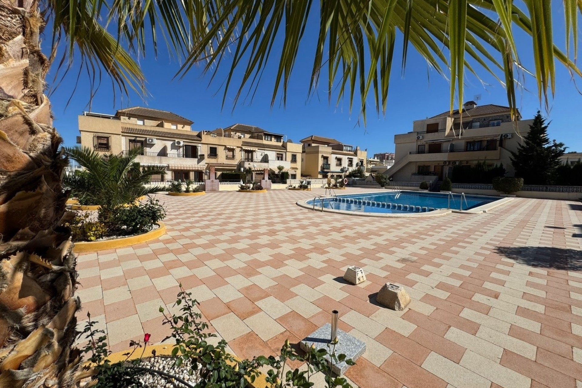 Herverkoop - Rijhuis -
Torrevieja - Los Frutales