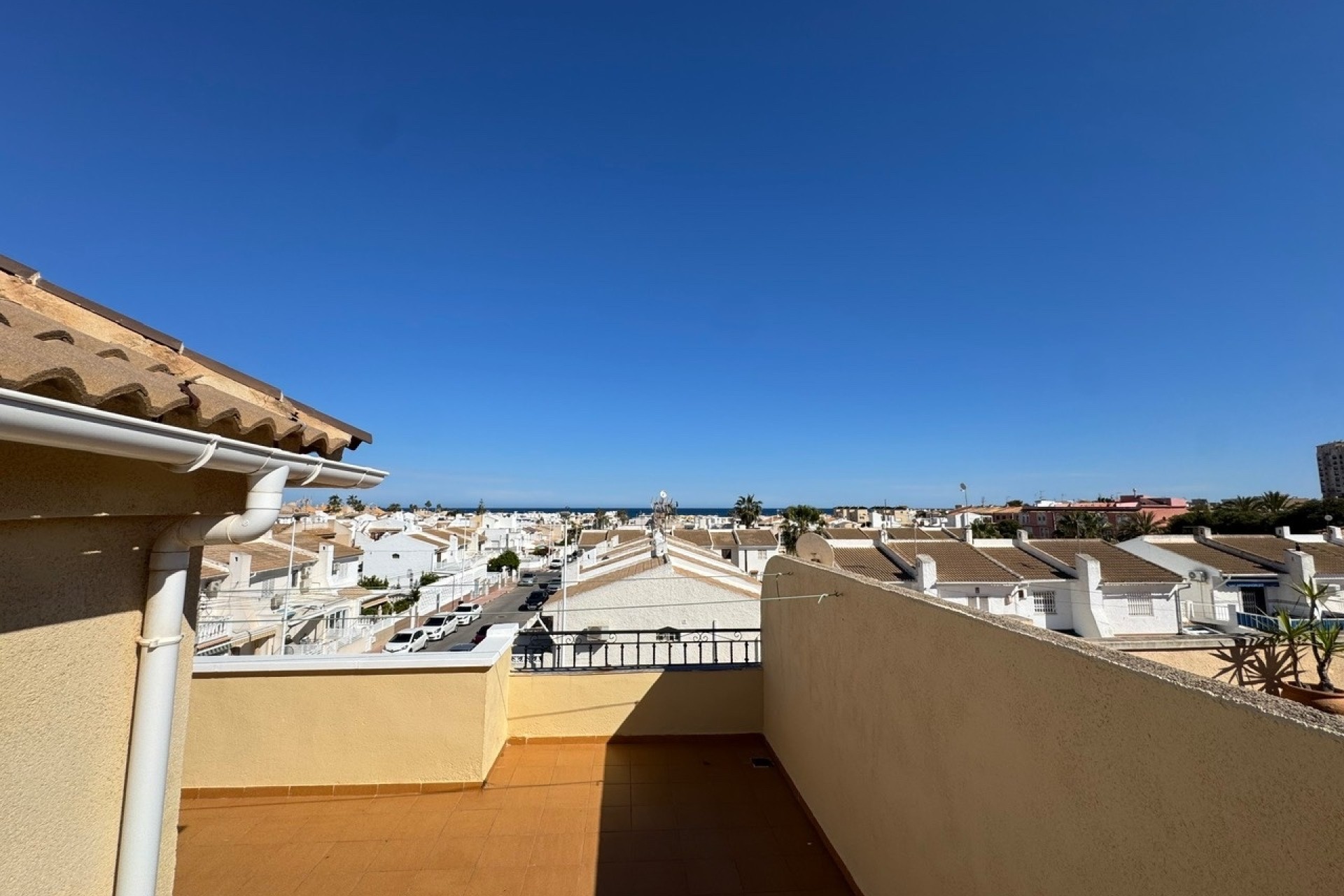Herverkoop - Rijhuis -
Torrevieja - Los Frutales