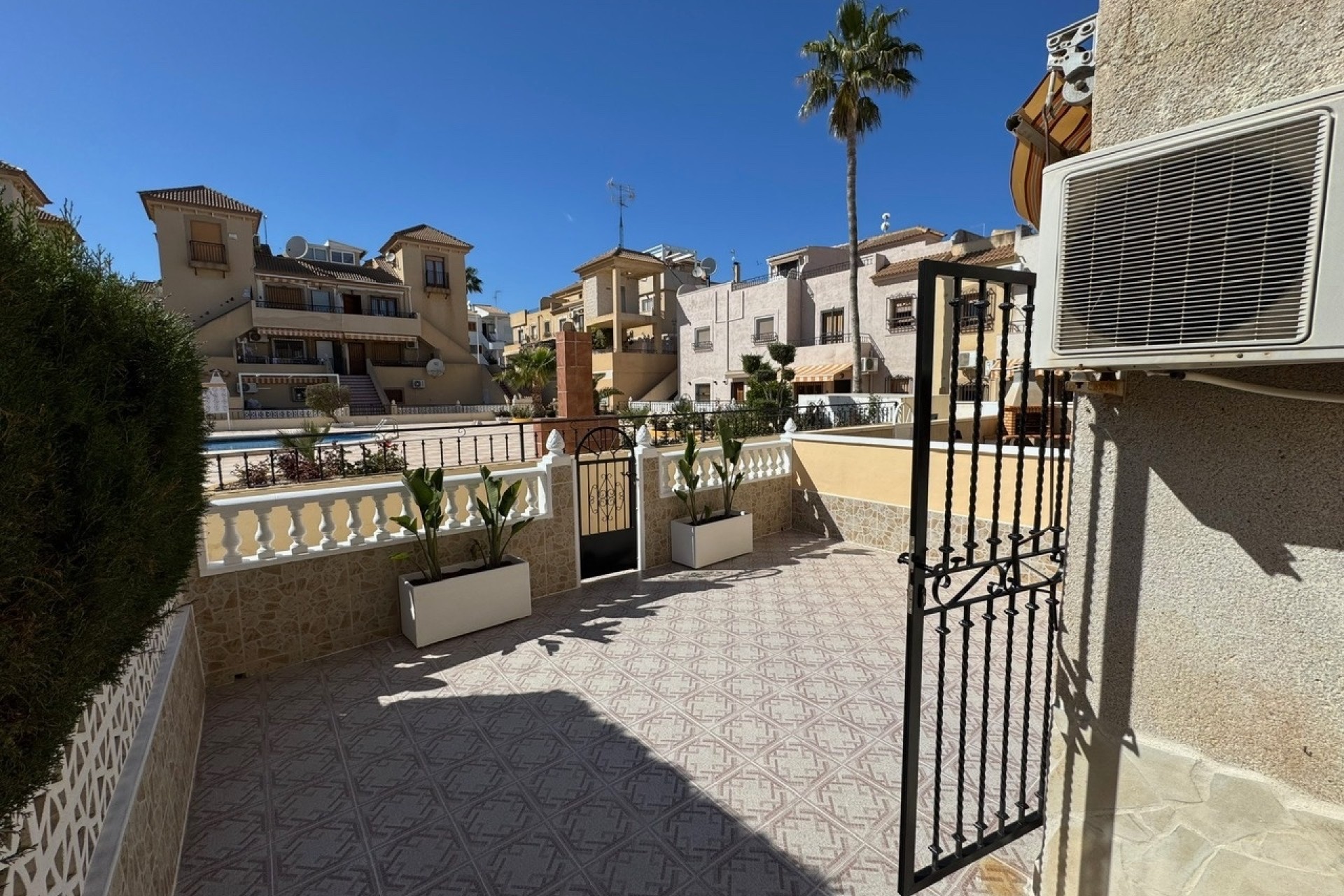 Herverkoop - Rijhuis -
Torrevieja - Los Frutales