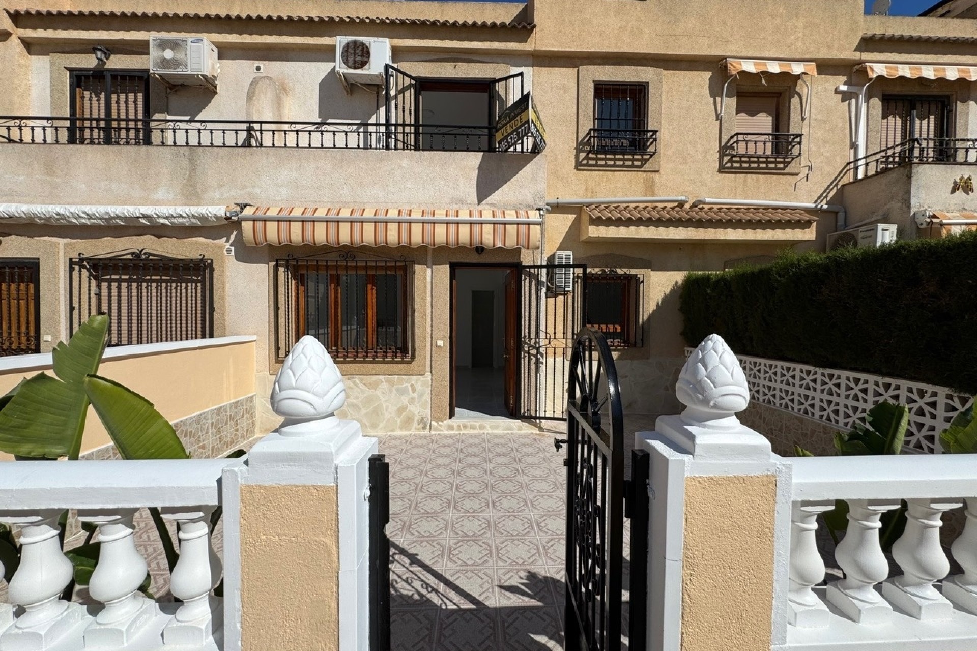 Herverkoop - Rijhuis -
Torrevieja - Los Frutales