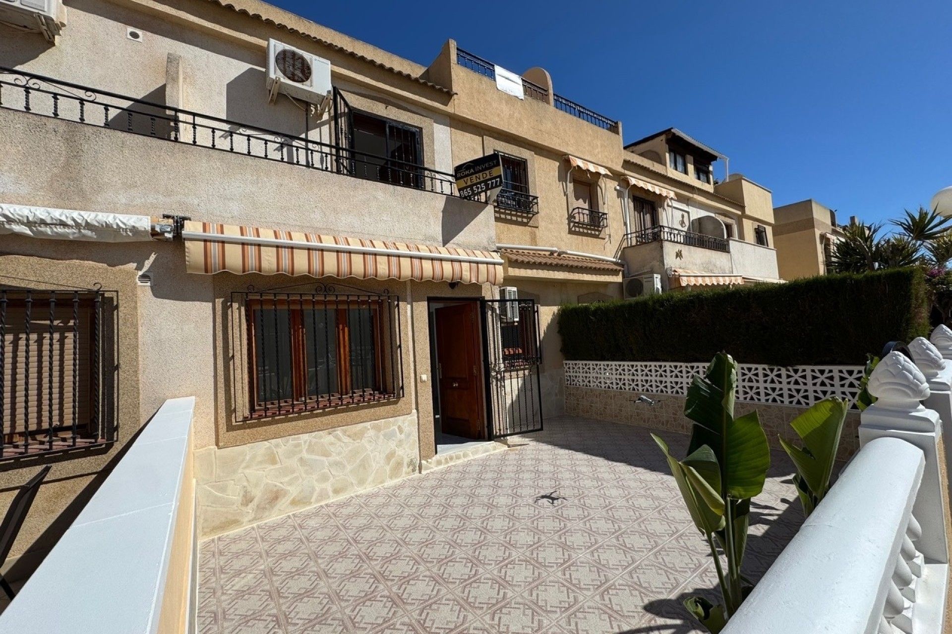Herverkoop - Rijhuis -
Torrevieja - Los Frutales