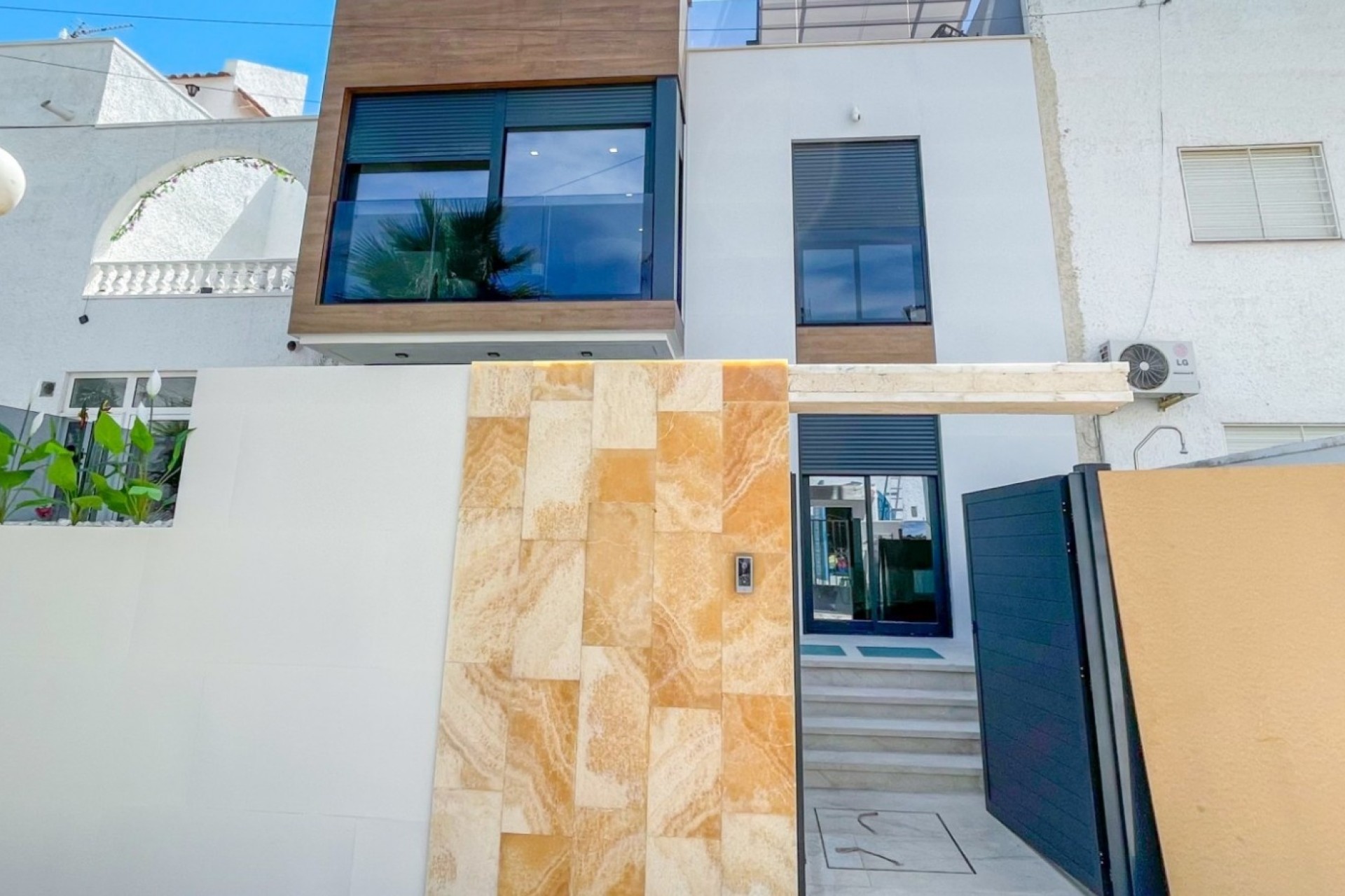 Herverkoop - Rijhuis -
Torrevieja - Nueva Torrevieja