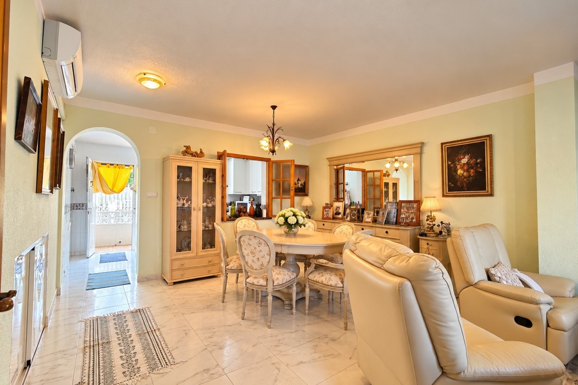 Herverkoop - Rijhuis -
Torrevieja - Nueva Torrevieja