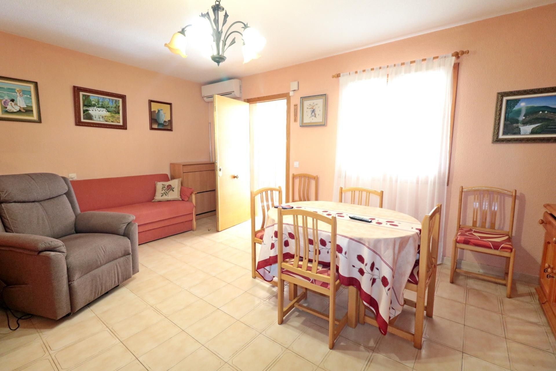 Herverkoop - Rijhuis -
Torrevieja - Playa de los Naufragos