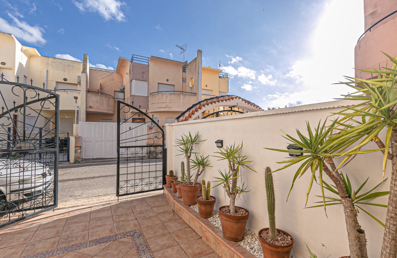 Herverkoop - Rijhuis -
Torrevieja - Torretas