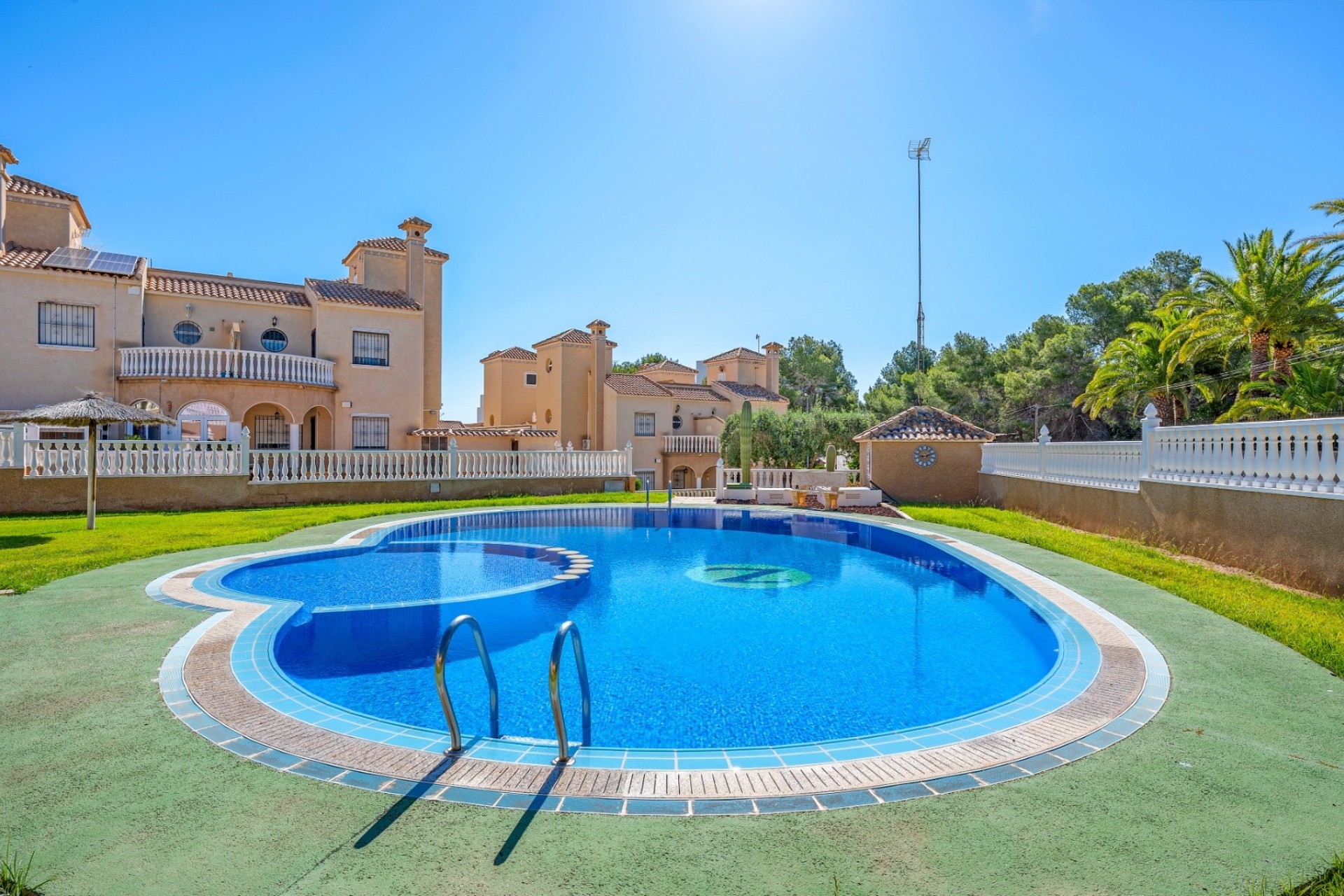 Herverkoop - Rijhuis -
Villamartín - Costa Blanca