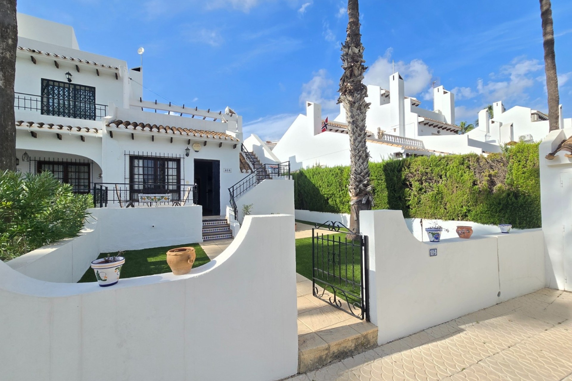 Herverkoop - Rijhuis -
Villamartin * - Los Dolses *