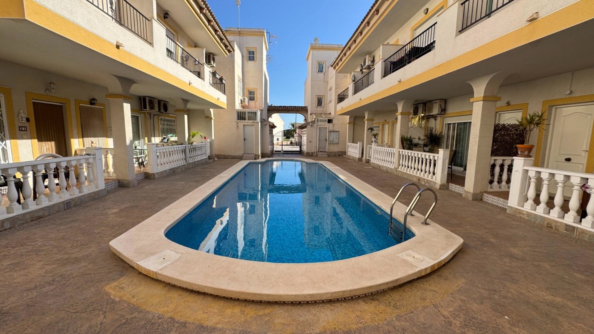 Herverkoop - Rijtjeshuis / Stadswoning -
Catral