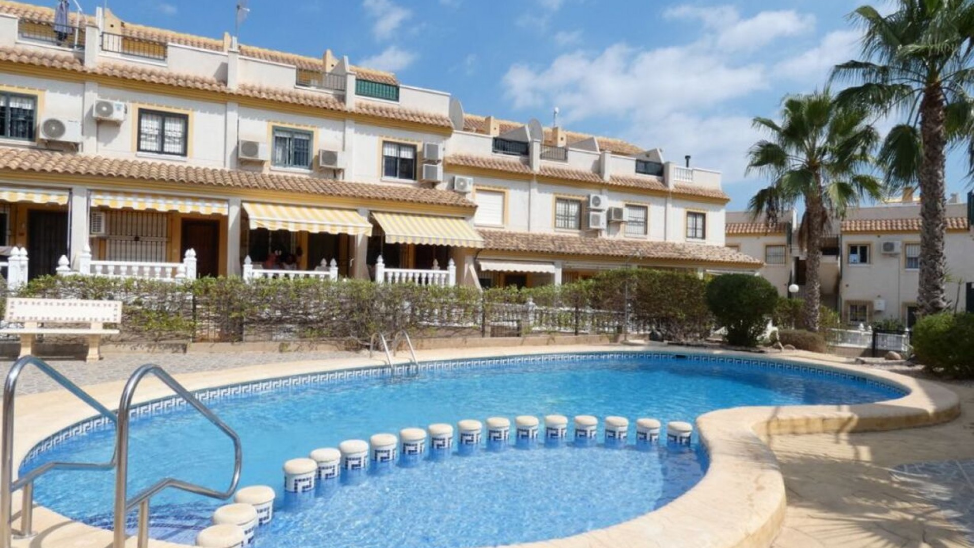 Herverkoop - Stadswoning -
Algorfa