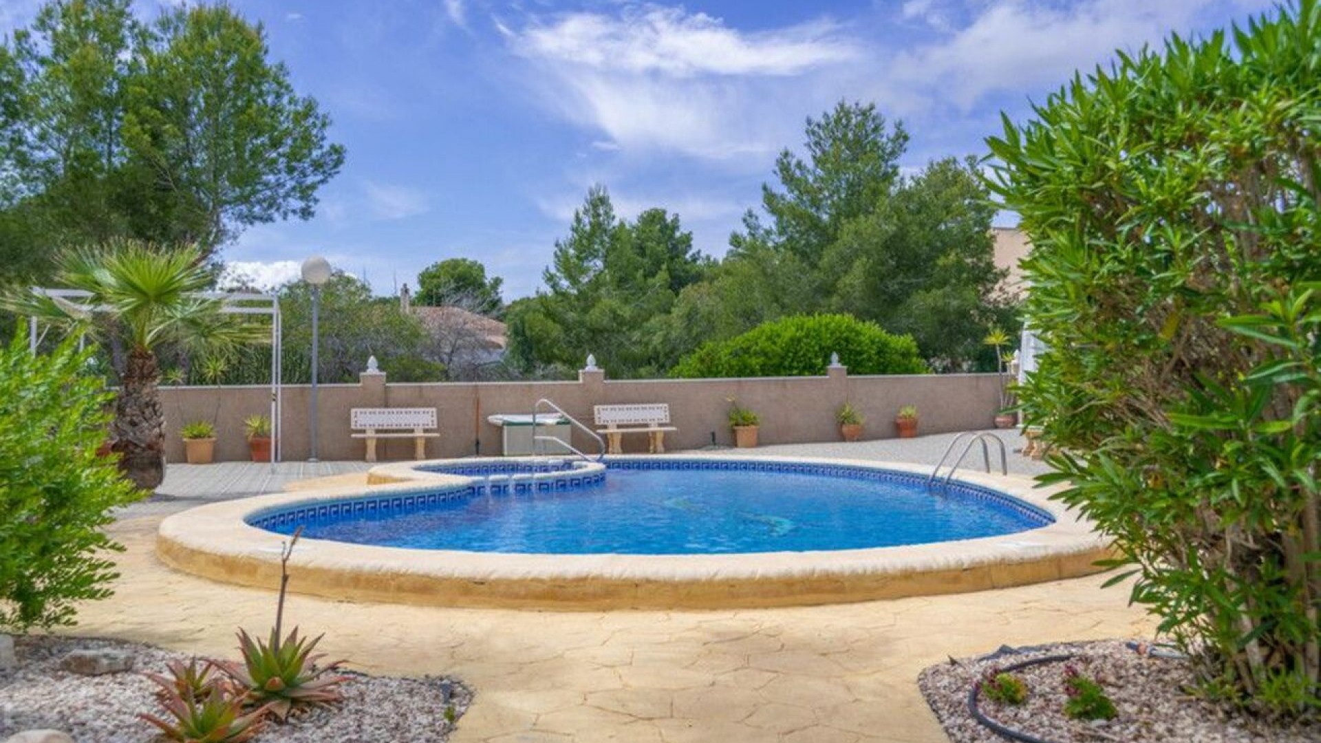 Herverkoop - Stadswoning -
Algorfa