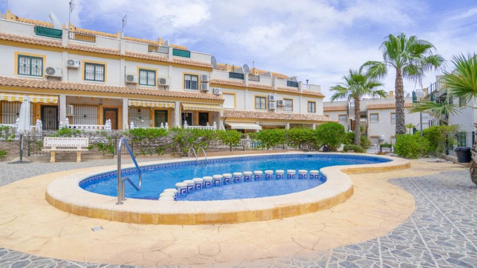 Herverkoop - Stadswoning -
Algorfa