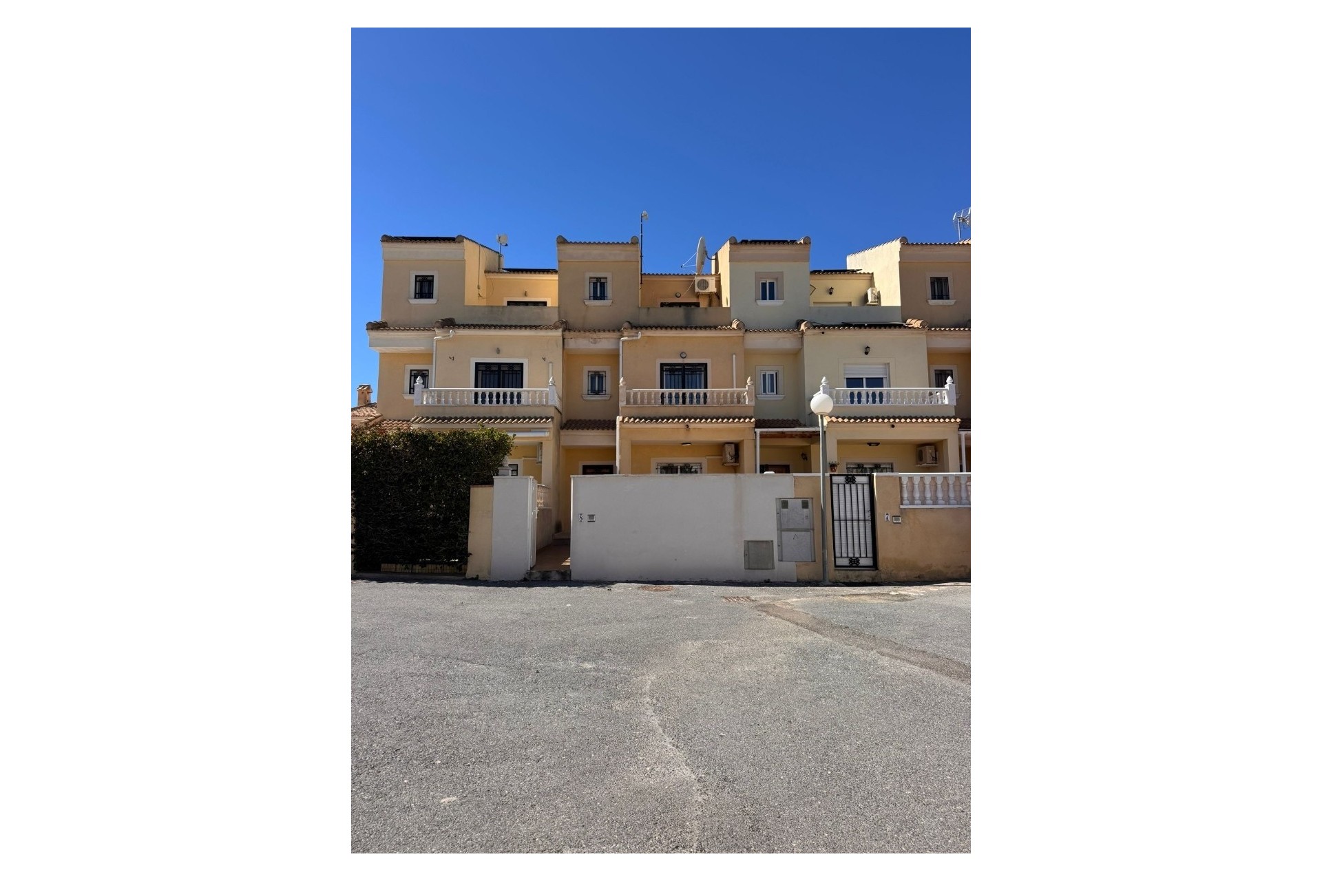 Herverkoop - Stadswoning -
Campoamor - Costa Blanca