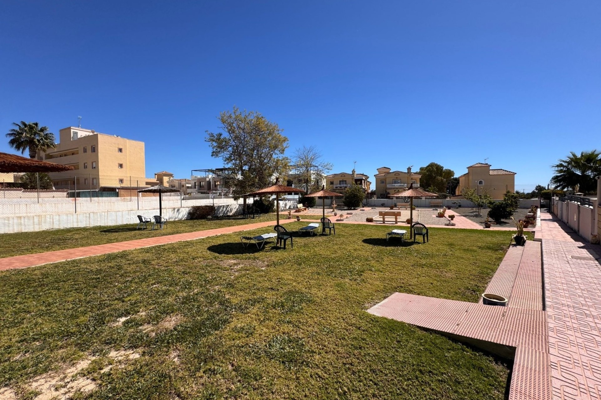 Herverkoop - Stadswoning -
Campoamor - Costa Blanca
