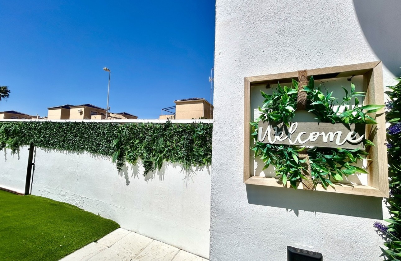 Herverkoop - Stadswoning -
Punta Prima - Costa Blanca