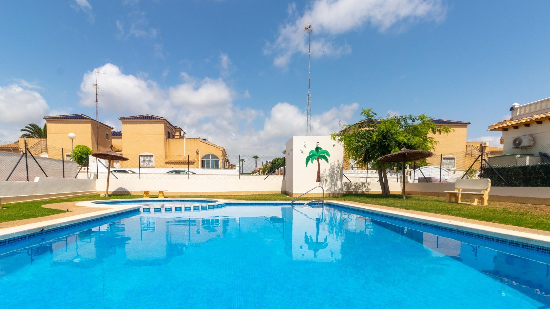 Herverkoop - Stadswoning -
Torrevieja - Los altos