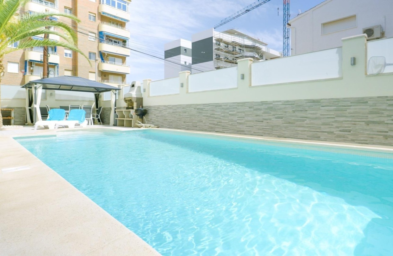 Herverkoop - Stadswoning -
Torrevieja - Punta Prima