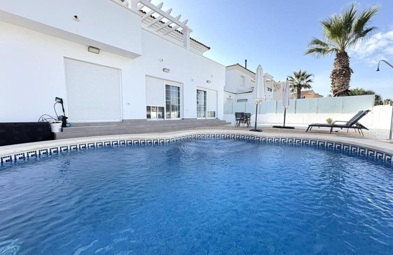 Herverkoop - Vrijstaande Villa -
Altaona Golf & Country Village - Altaona Golf and Country Village