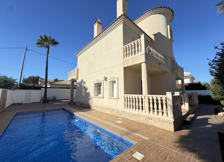 Herverkoop - Vrijstaande Villa -
Cabo Roig