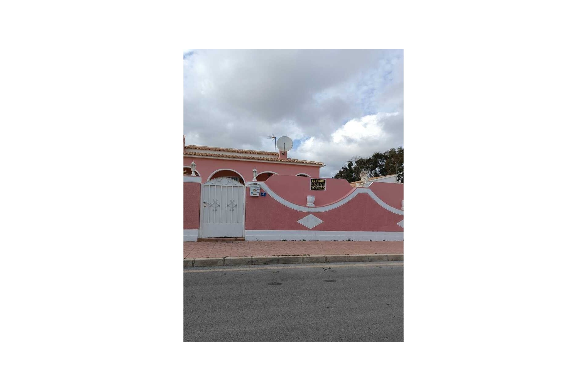 Herverkoop - Vrijstaande Villa -
Cabo Roig