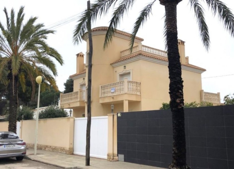 Herverkoop - Vrijstaande Villa -
Cabo Roig