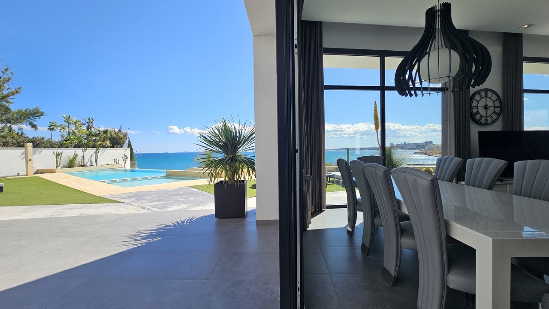 Herverkoop - Vrijstaande Villa -
Cabo Roig