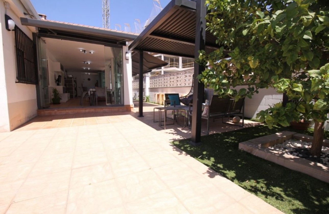 Herverkoop - Vrijstaande Villa -
El Campello